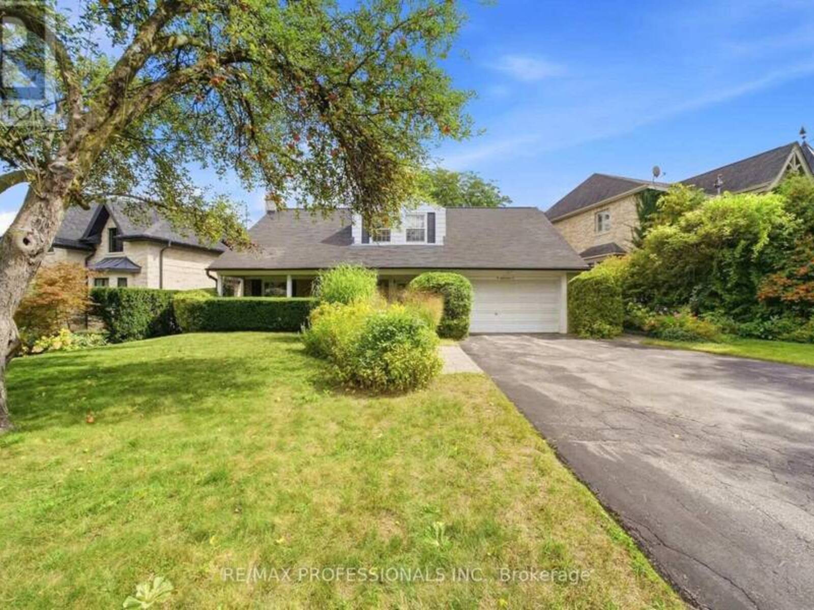 15 HARTFIELD COURT, Toronto, Ontario M9A 3E4