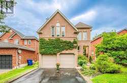 84 LORAVIEW LANE | Aurora Ontario | Slide Image Two