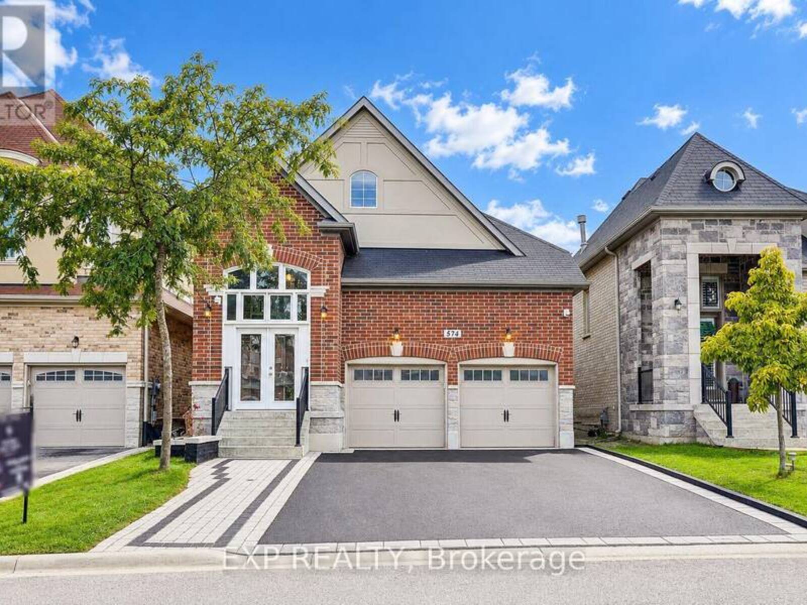574 SWEETWATER CRESCENT, Newmarket, Ontario L3X 0H6