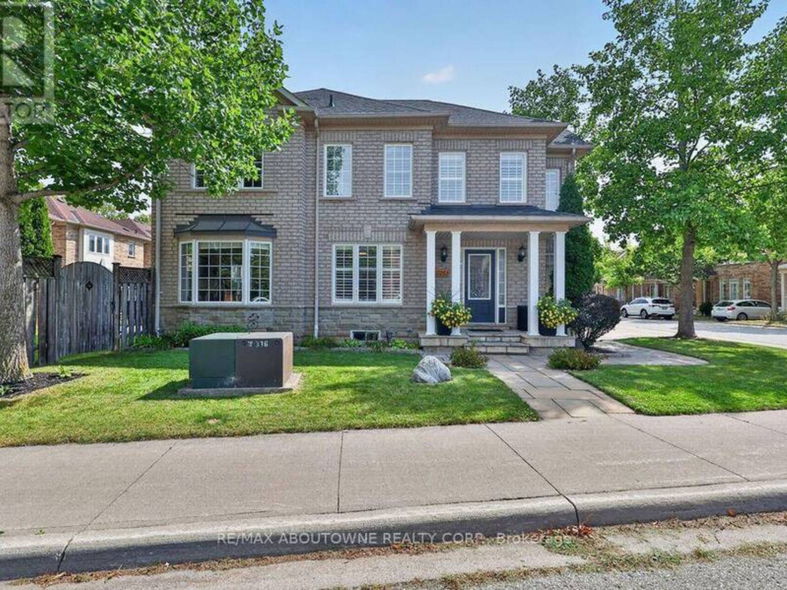 2261 SETON CRESCENT, Burlington, Ontario L7L 6Y4