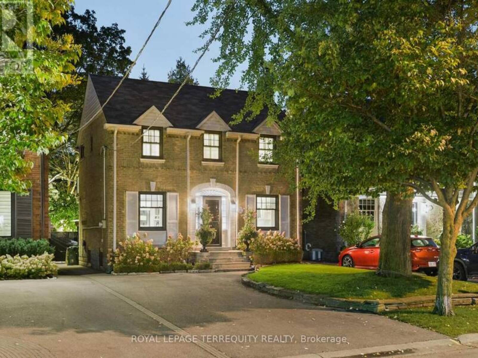 37 DE VERE GARDENS, Toronto, Ontario M5M 3E6
