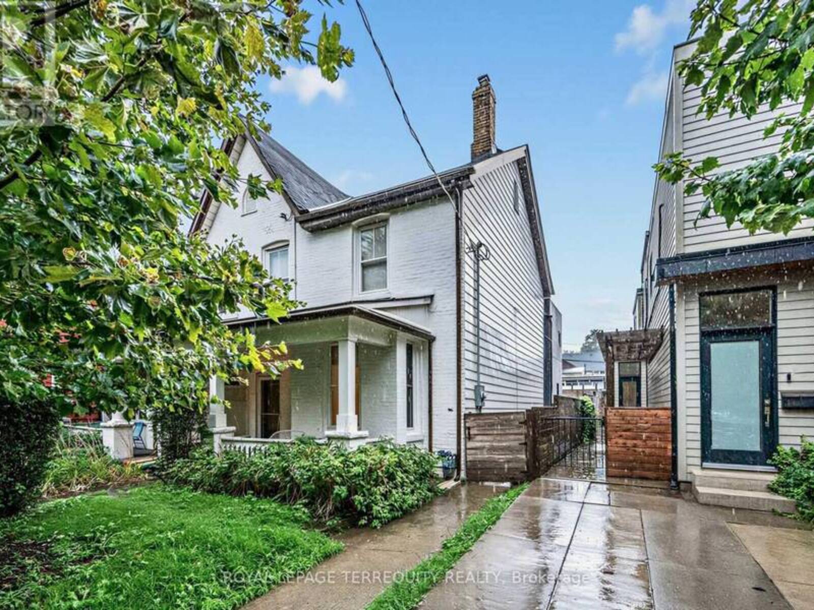 16 FENNINGS STREET, Toronto, Ontario M6J 3B8