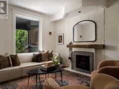 121 GLENDALE AVENUE Toronto Ontario, M6R 2T3