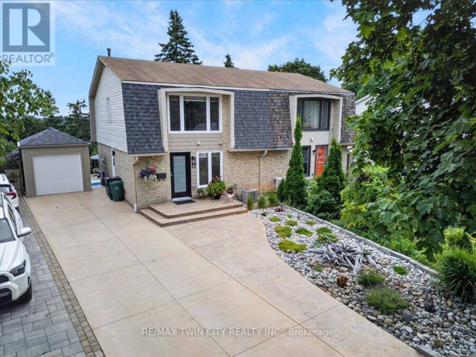 23 BRIAR KNOLL DRIVE, Kitchener, Ontario N2E 1X9