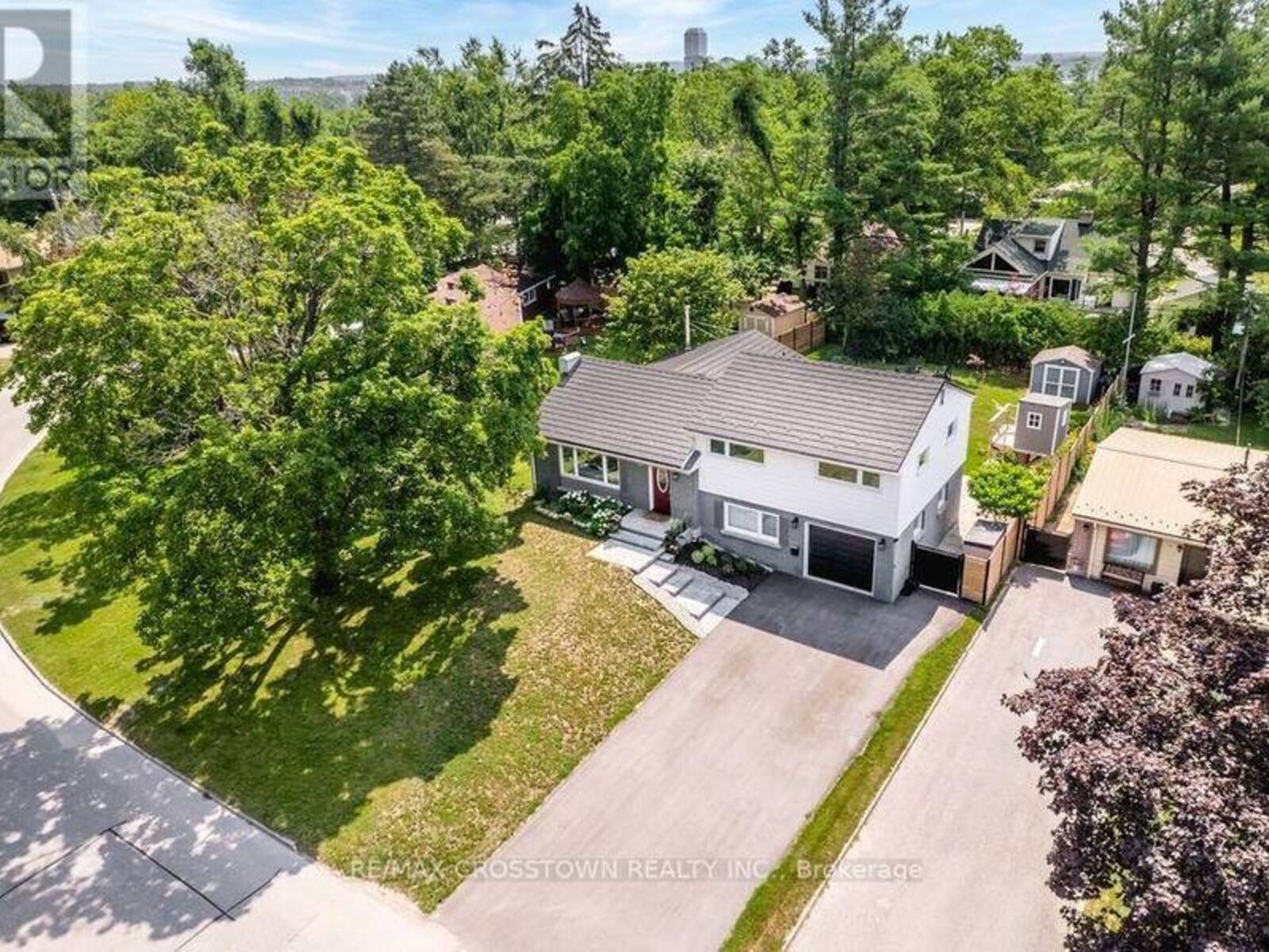 11 CASTLE DRIVE, Barrie, Ontario L4N 1P7