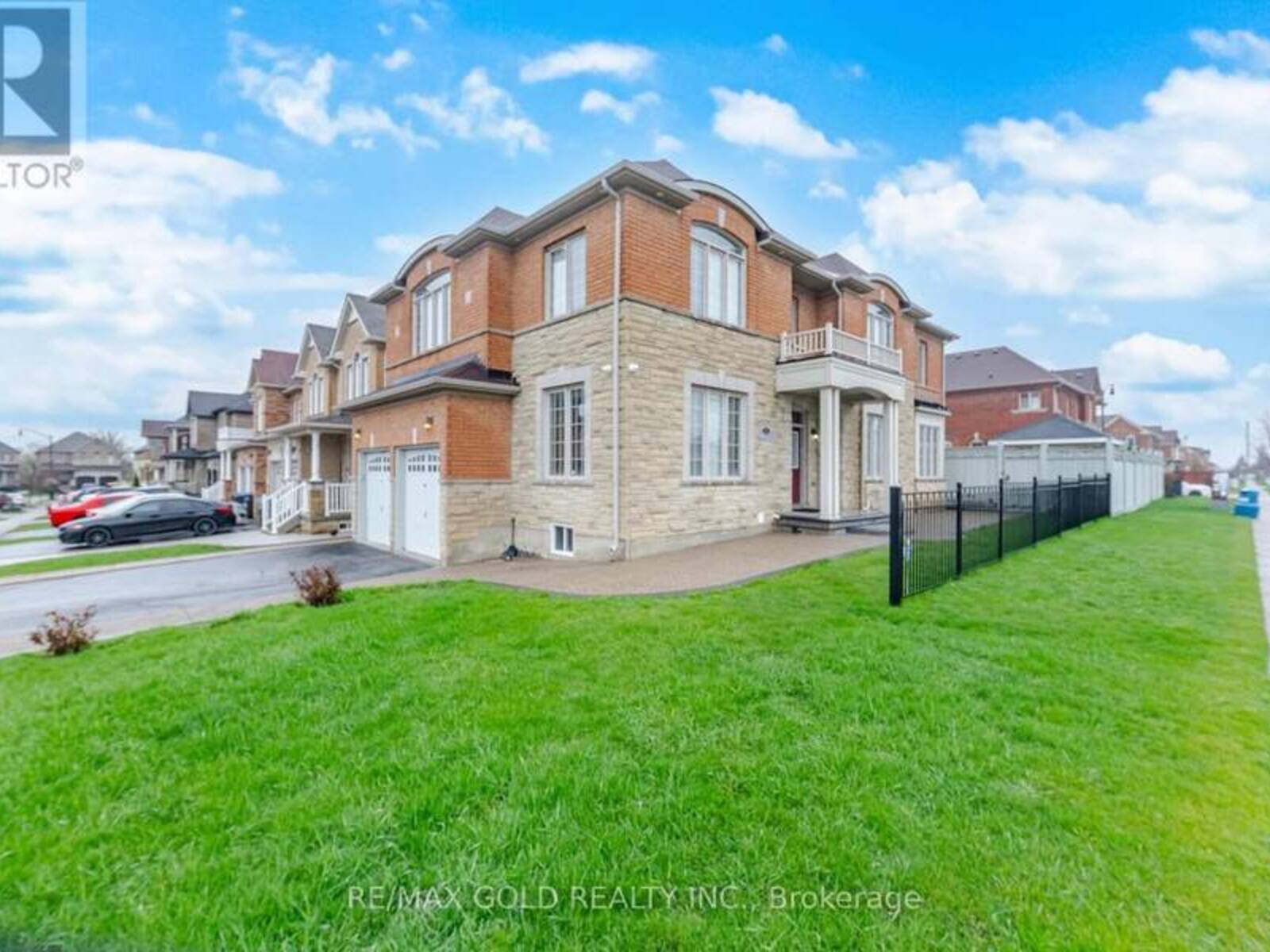 26 DRUMMONDVILLE DRIVE, Brampton, Ontario L6P 3M9