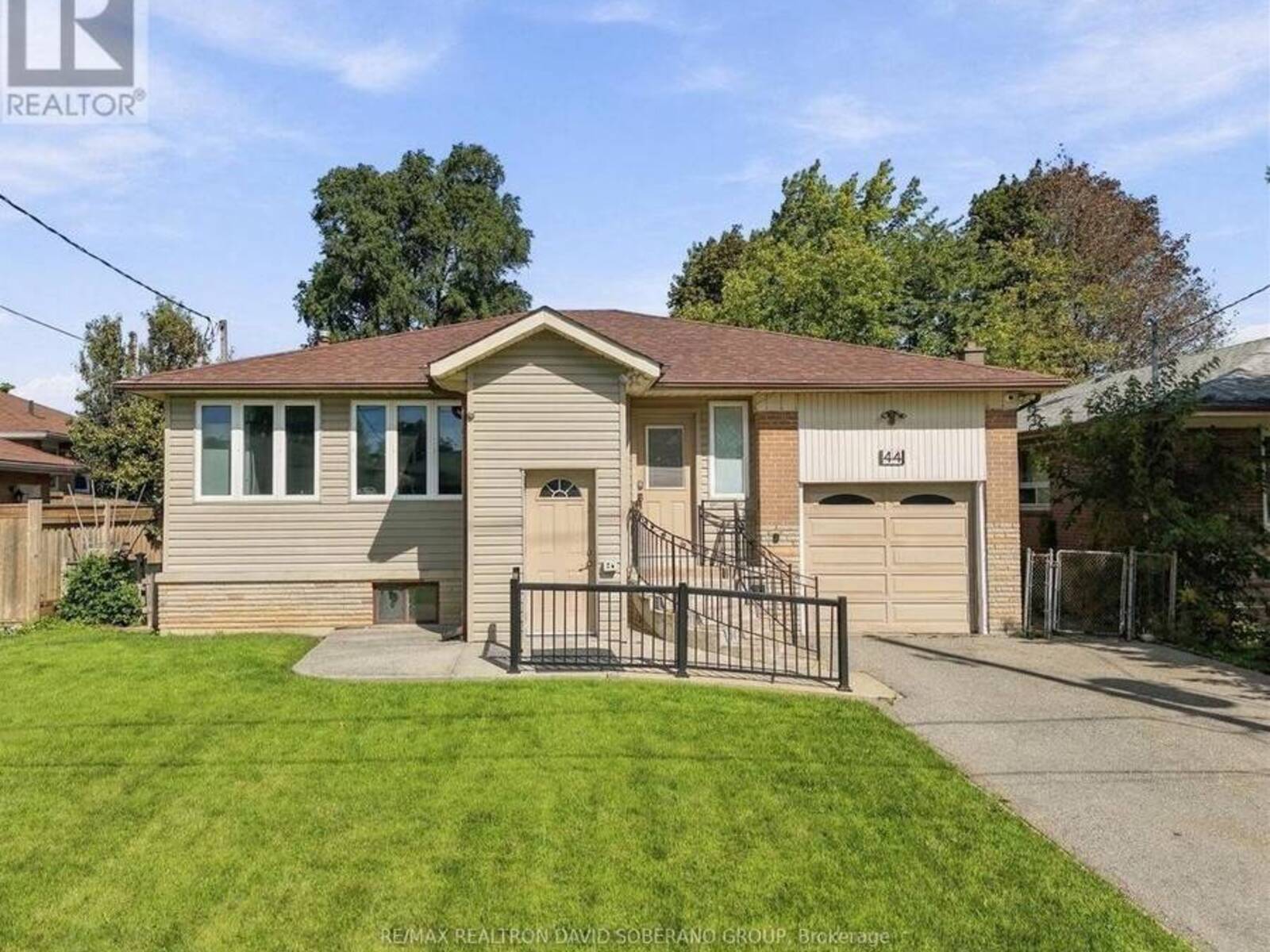 44 KENNARD AVENUE, Toronto, Ontario M3H 4M1