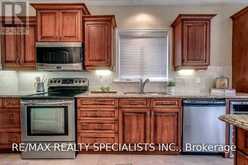 404 SOUTH CARRIAGE WAY | London Ontario | Slide Image Sixteen