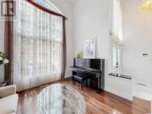 40 GEMINI CRESCENT | Richmond Hill Ontario | Slide Image Nine