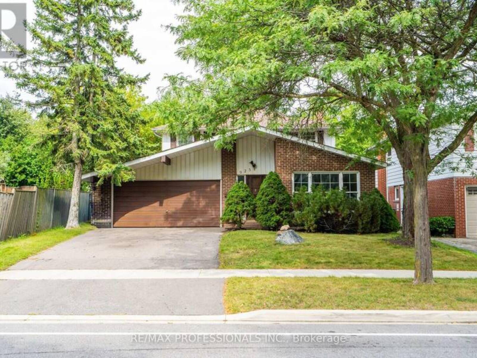925 RUNNINGBROOK DRIVE, Mississauga, Ontario L4Y 2S6