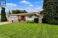 69 FAIRWAY DRIVE | Aurora Ontario | Slide Image Two