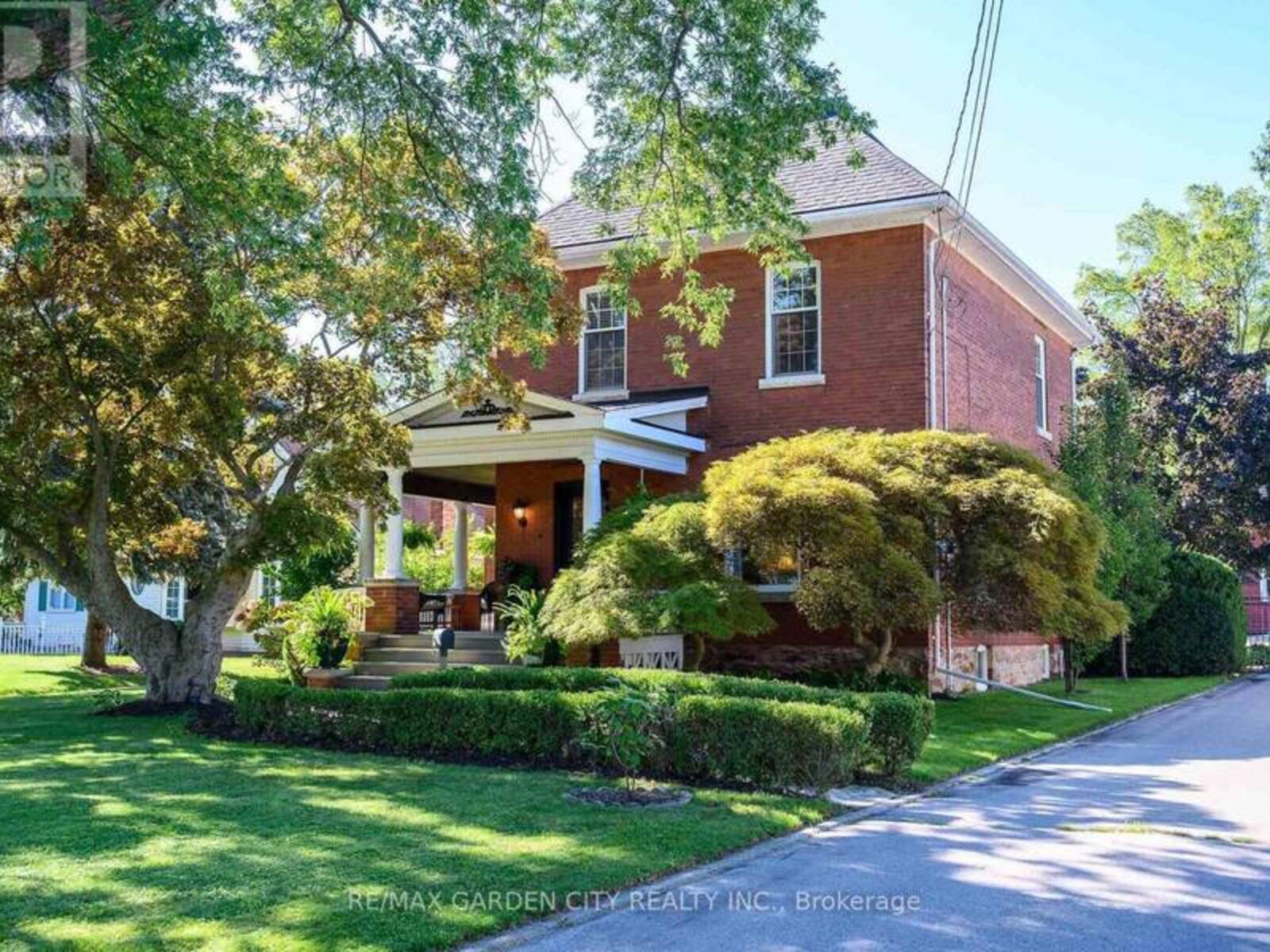 126 MAIN STREET E, Grimsby, Ontario L3M 1N8