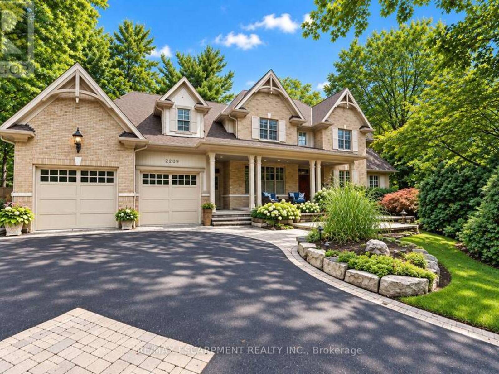 2209 PINENEEDLE ROW, Mississauga, Ontario L5C 1V4