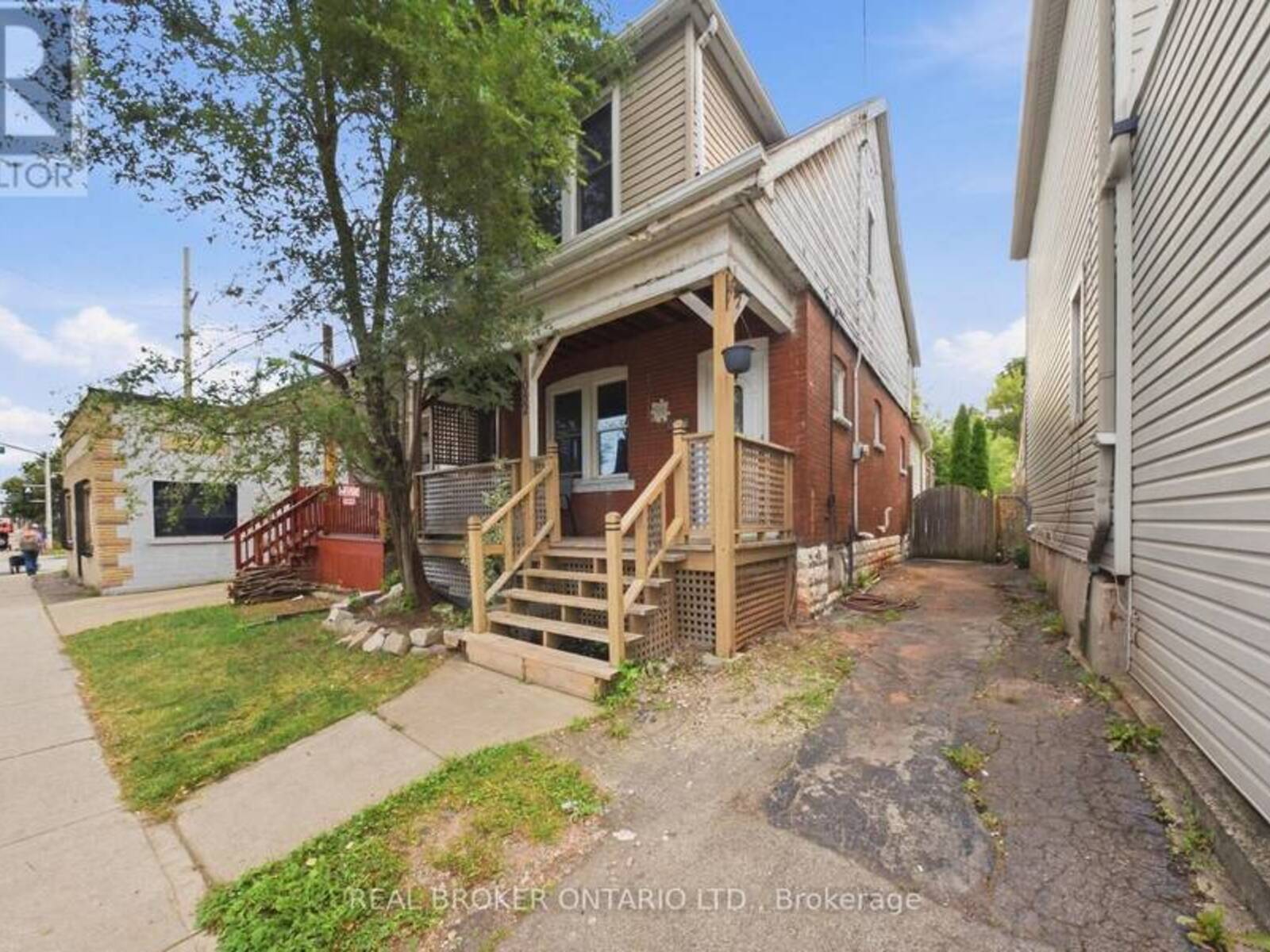 1082 CANNON STREET E, Hamilton, Ontario L8L 2J1