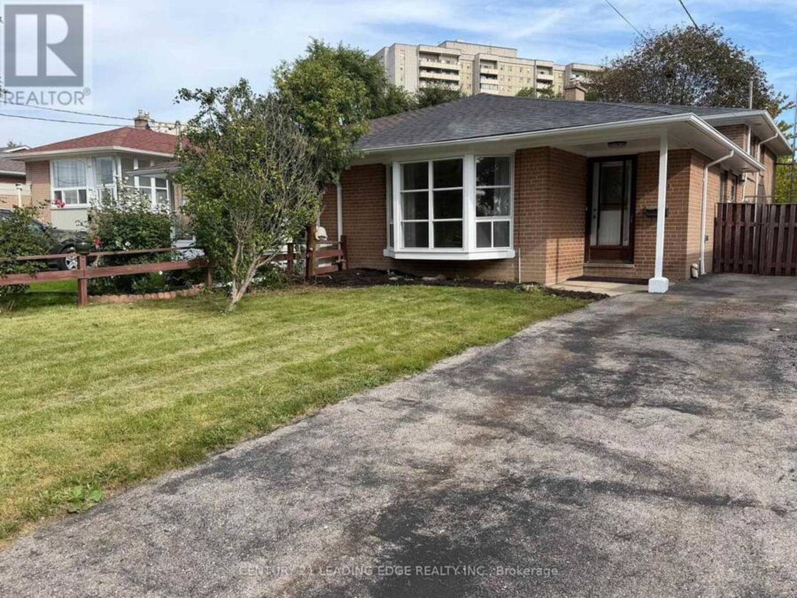 219 LYNEDOCK CRESCENT, Toronto, Ontario M3A 2B5