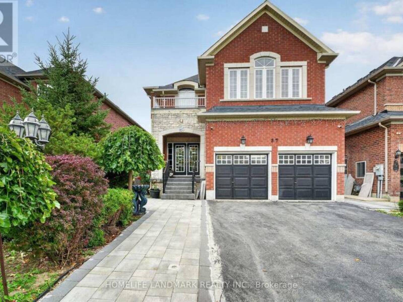 37 DENIM DRIVE, Brampton, Ontario L6P 2R3