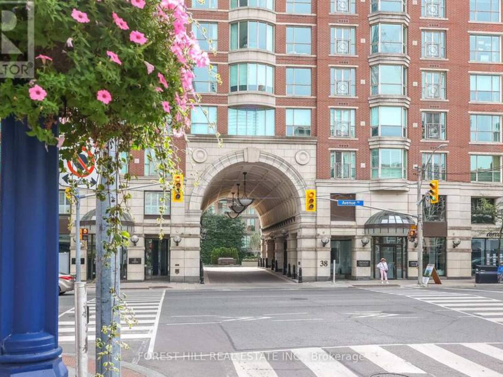 305 - 38 AVENUE ROAD, Toronto, Ontario M5R 2G2