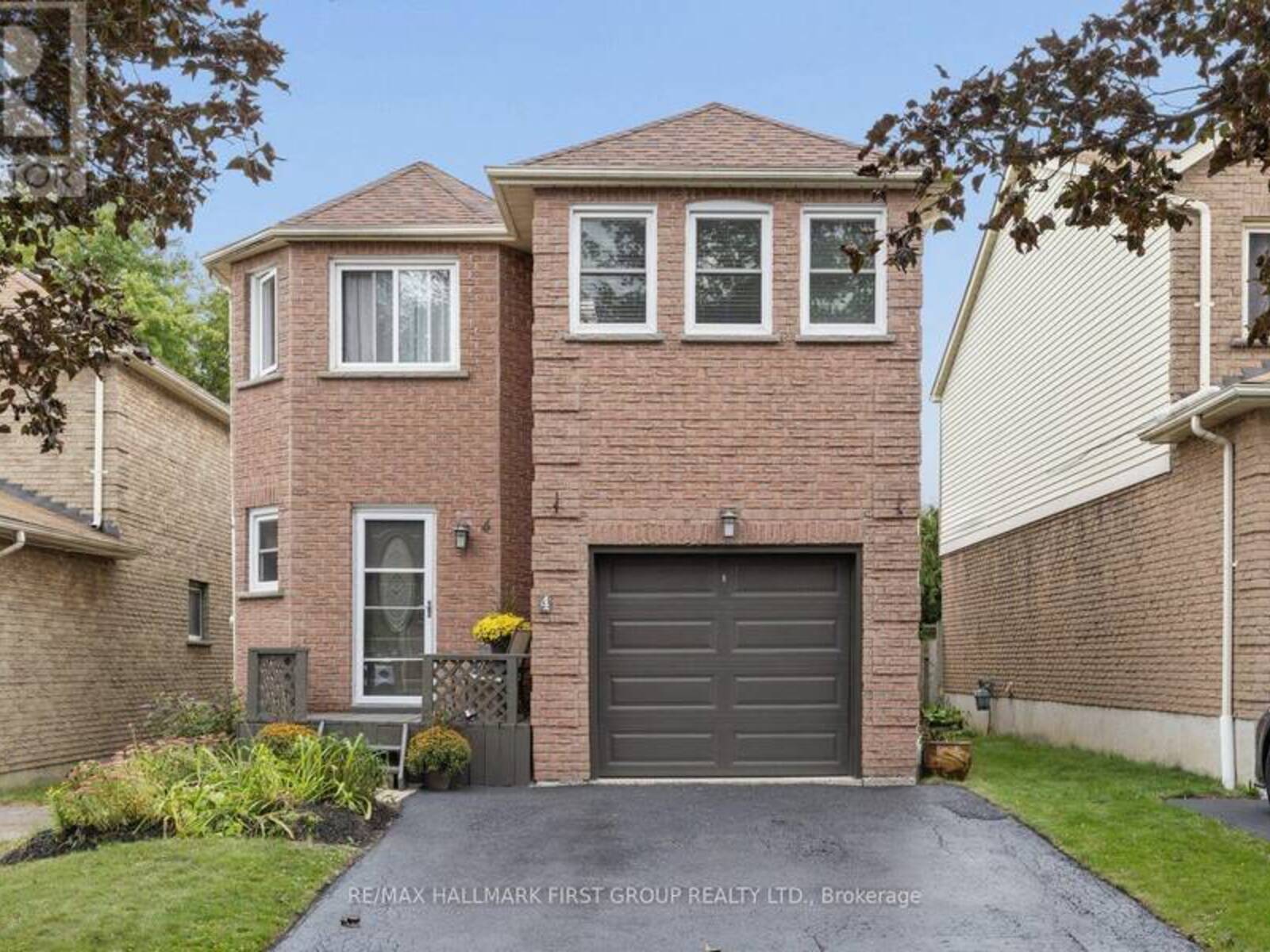 4 LOWDER PLACE, Whitby, Ontario L1N 8C1