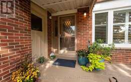 42 SHIELDMARK CRESCENT | Markham Ontario | Slide Image Three