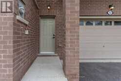 32 ALAN WILLIAMS TRAIL | Uxbridge Ontario | Slide Image Three