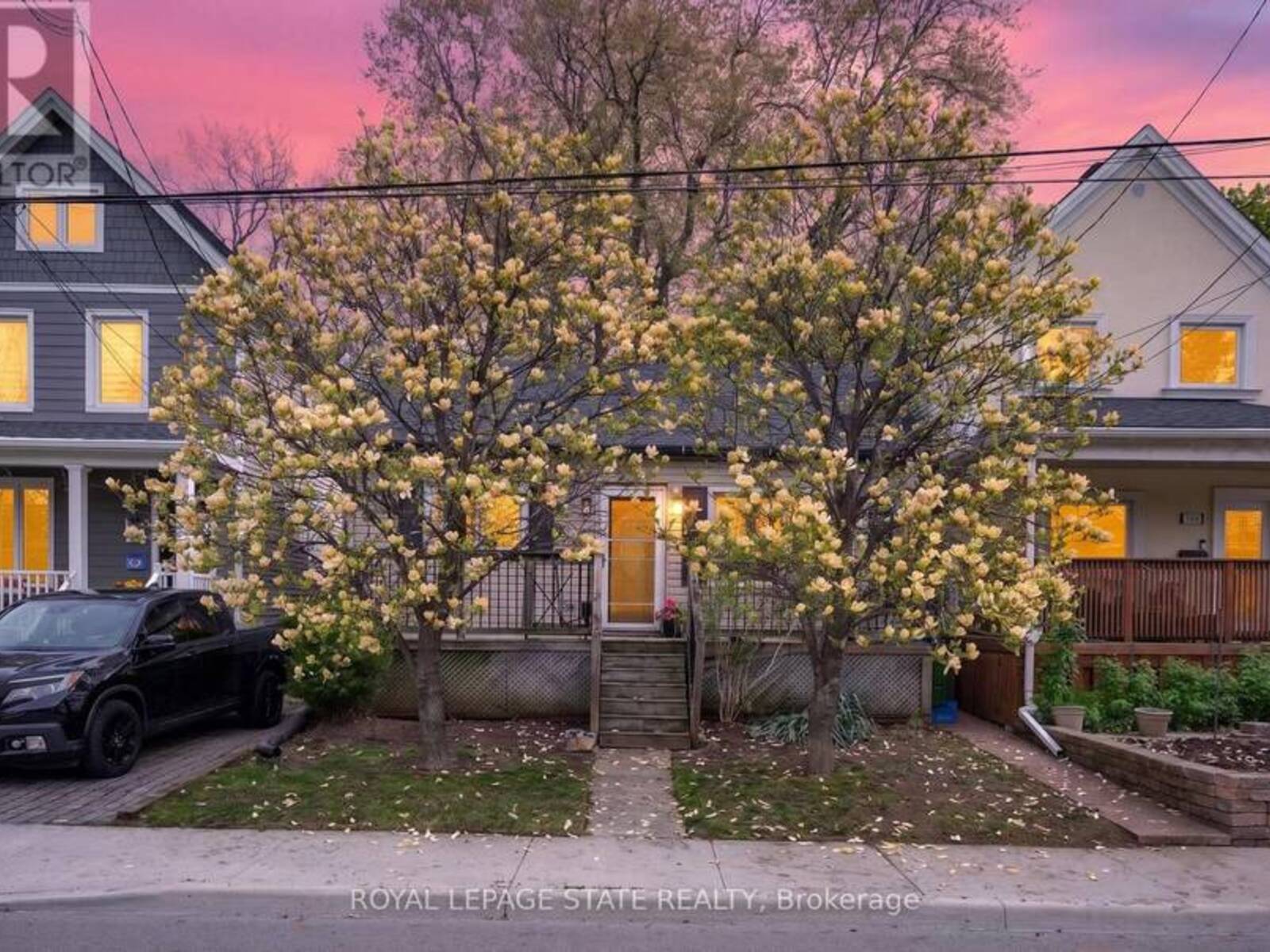 147 STRACHAN STREET E, Hamilton, Ontario L8L 3M7