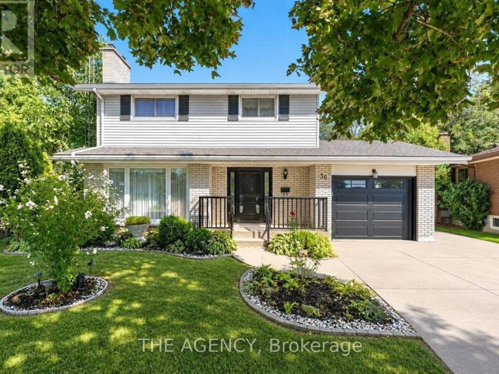 36 BUCKINGHAM DRIVE, Hamilton, Ontario L9C 2G5