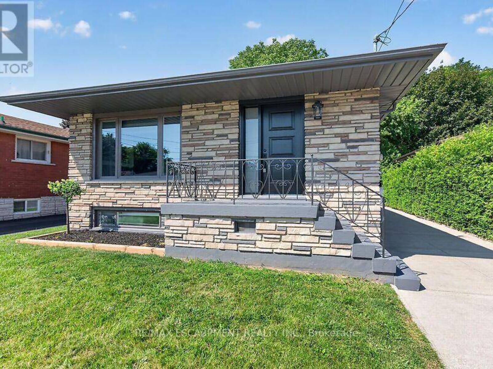 26 PARKLANDS DRIVE, Hamilton, Ontario L8K 4W7
