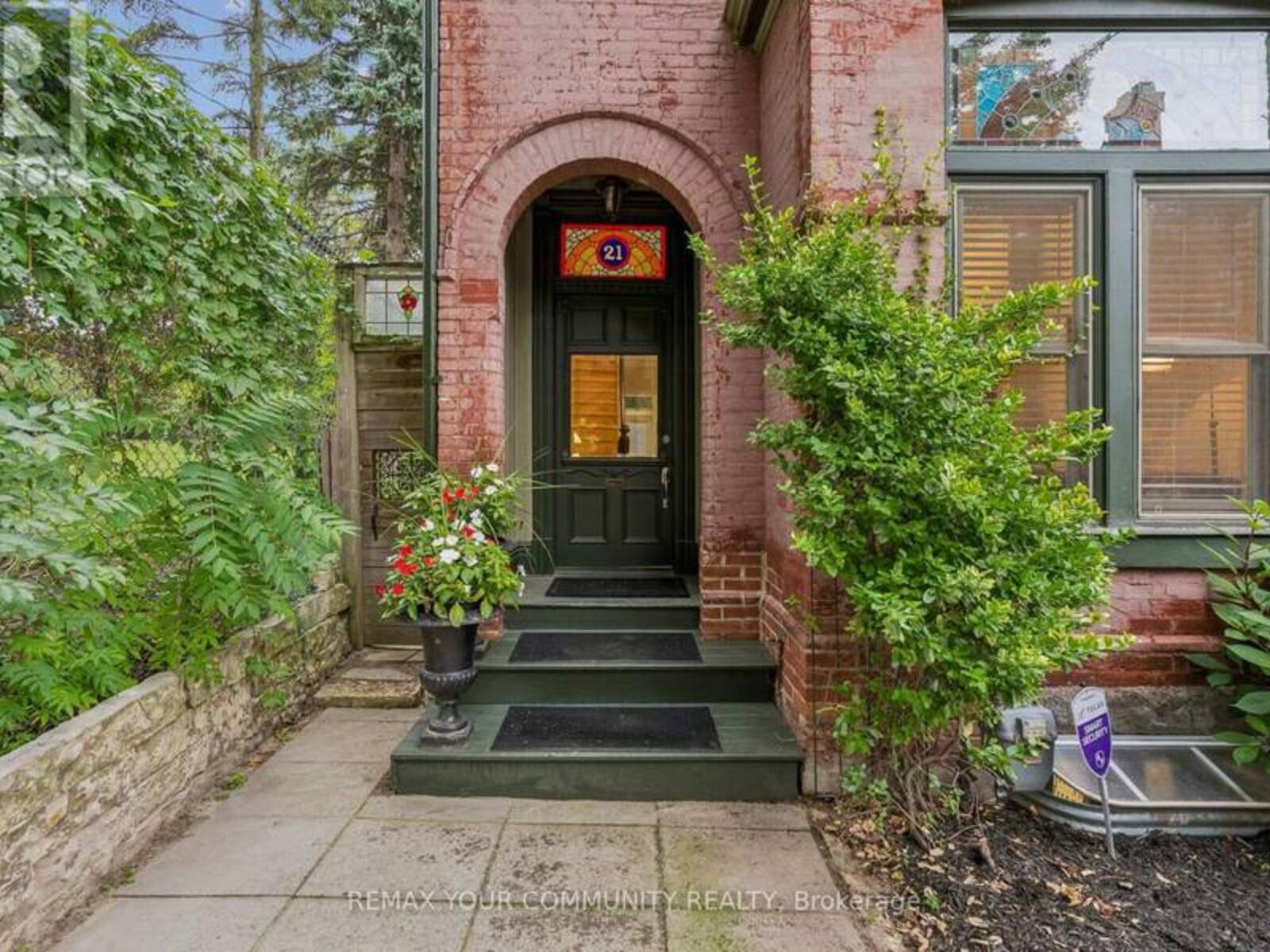 21 LAURIER AVENUE E, Toronto, Ontario M4X 1S2