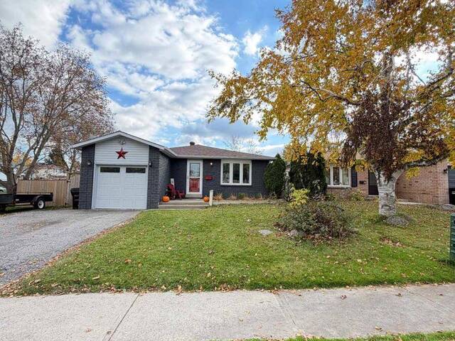 37 HICKLING TRAIL Barrie Ontario, L4M 5S5 - 5 Bedrooms Home For Sale