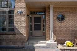 422 FALCONWOOD HOLLOW | Aurora Ontario | Slide Image Four