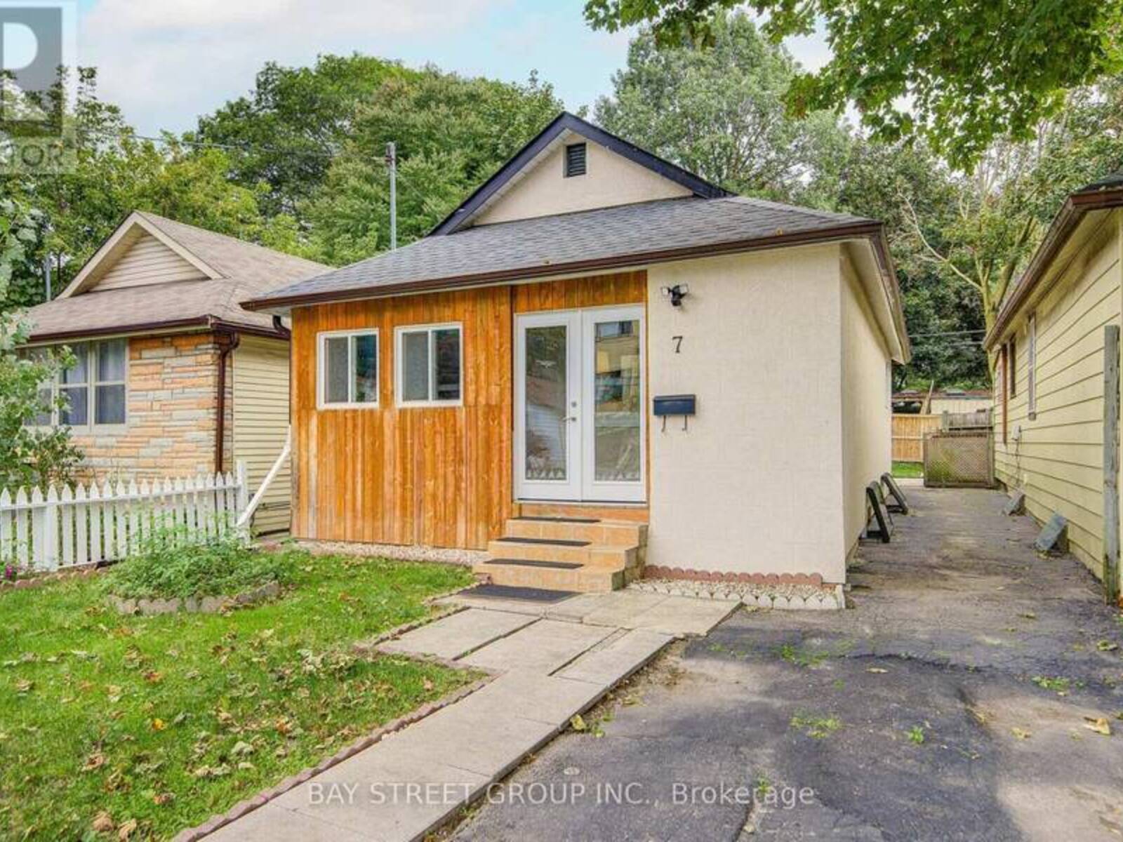 7 EMMOTT AVENUE, Toronto, Ontario M1L 2X2