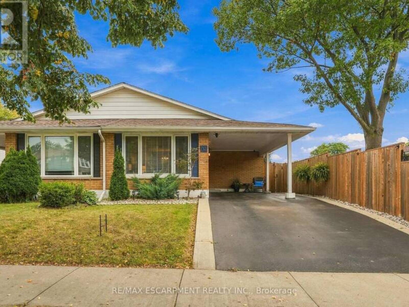10 COURTLAND AVENUE, Hamilton, Ontario L9C 5Z2