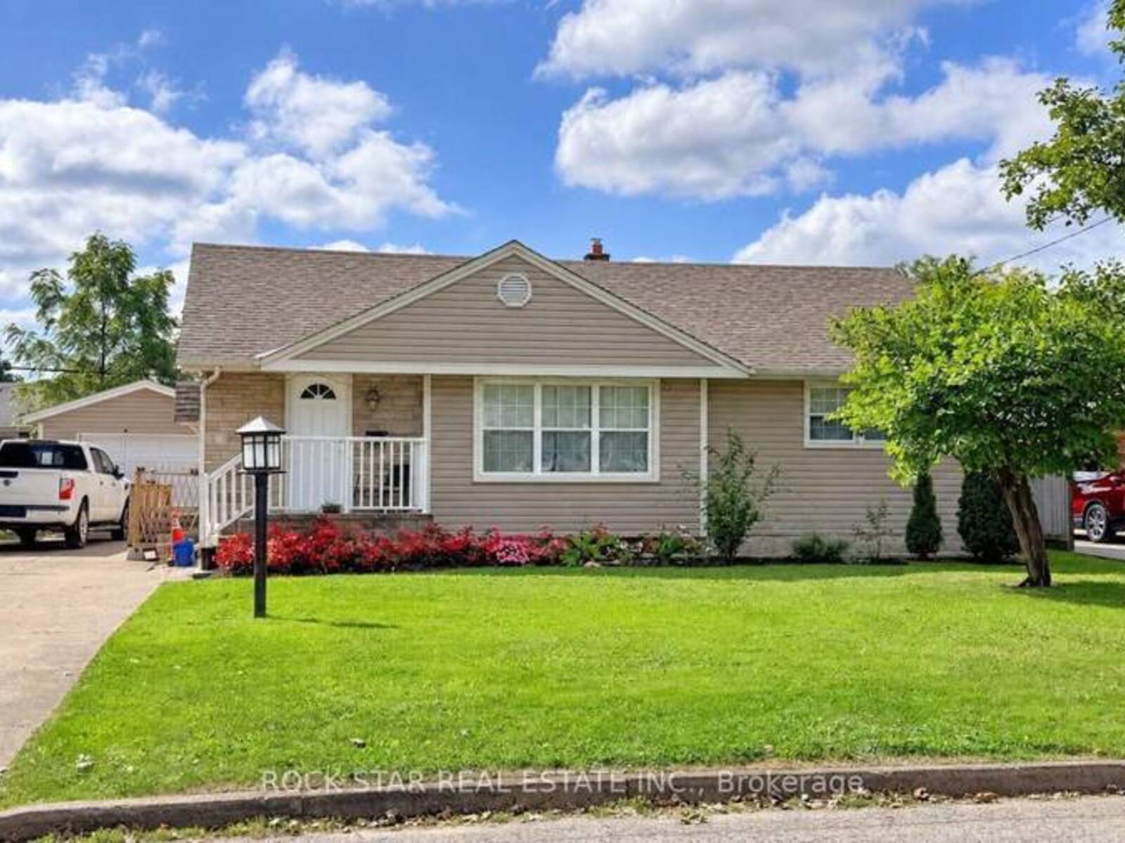 12 ROSELAND AVENUE, St. Catharines, Ontario L2M 5Z2