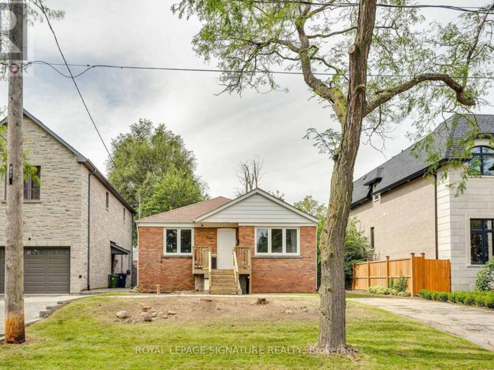 32 WIGAN CRESCENT, Toronto, Ontario M3H 3A4