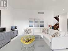 18 DUNSMORE GARDENS | Toronto Ontario | Slide Image Eight