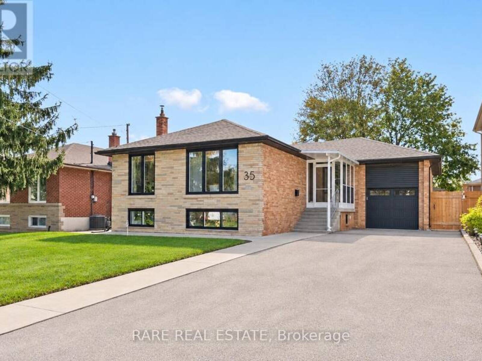 35 KENNARD AVENUE, Toronto, Ontario M3H 4M2