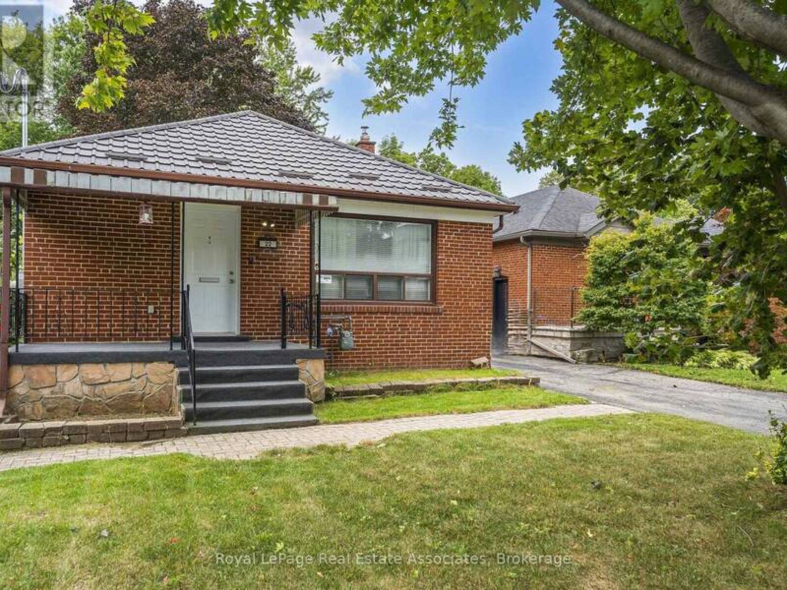 22 MAPLE AVENUE N, Mississauga, Ontario L5H 2S1