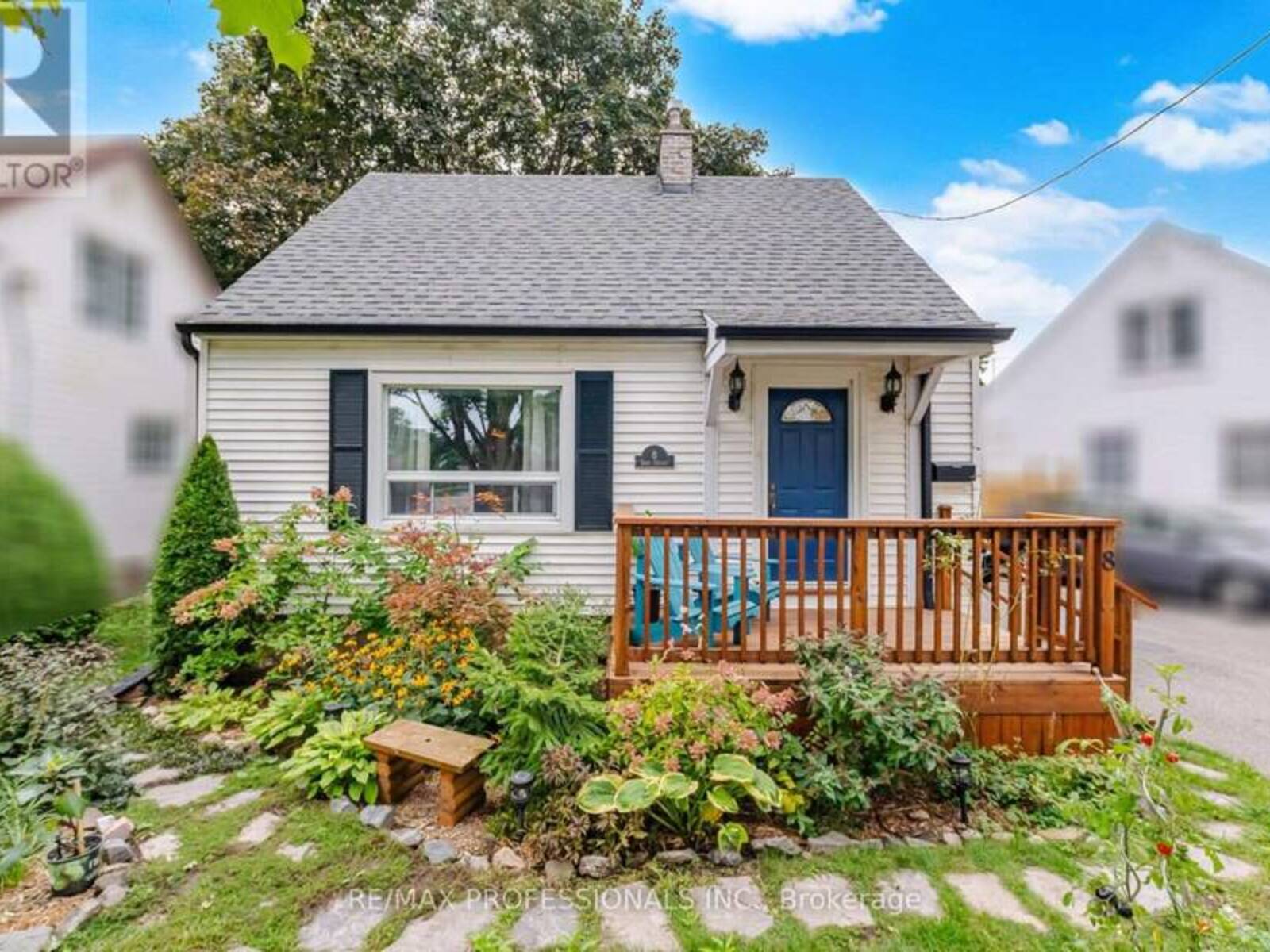 8 SMITH CRESCENT, Toronto, Ontario M8Z 3X5