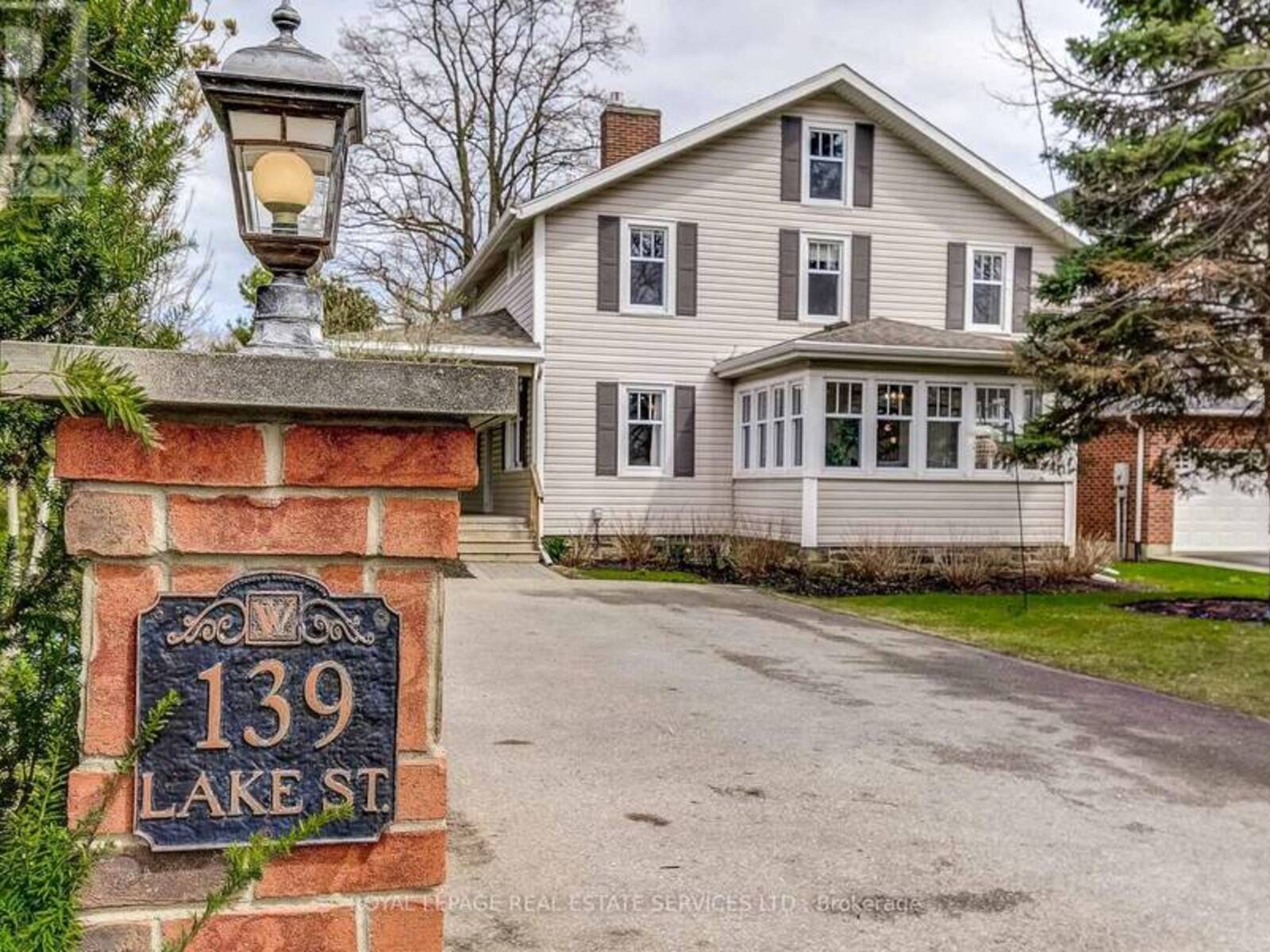 139 LAKE STREET, Grimsby, Ontario L3M 4M6