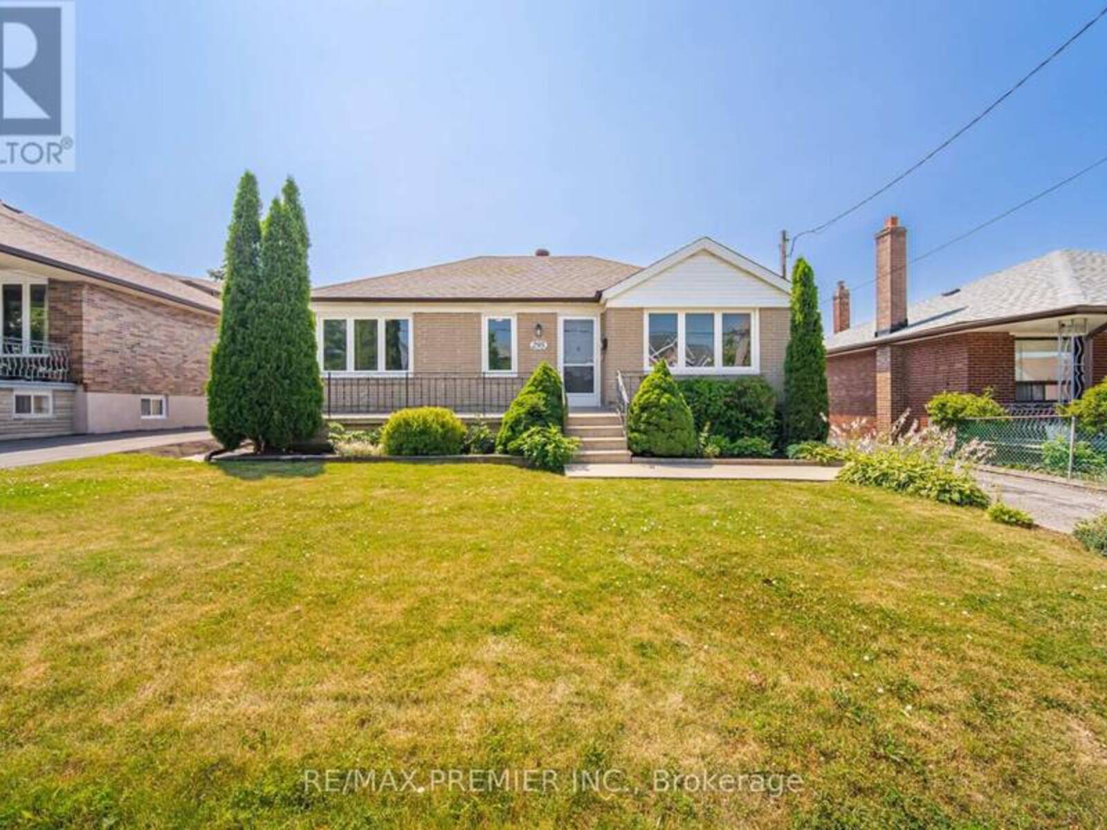 295 FALSTAFF AVENUE, Toronto, Ontario M6L 2G4