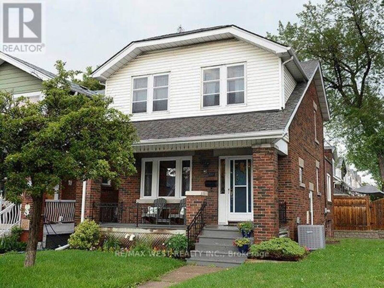 811 COXWELL AVENUE, Toronto, Ontario M4C 3E5