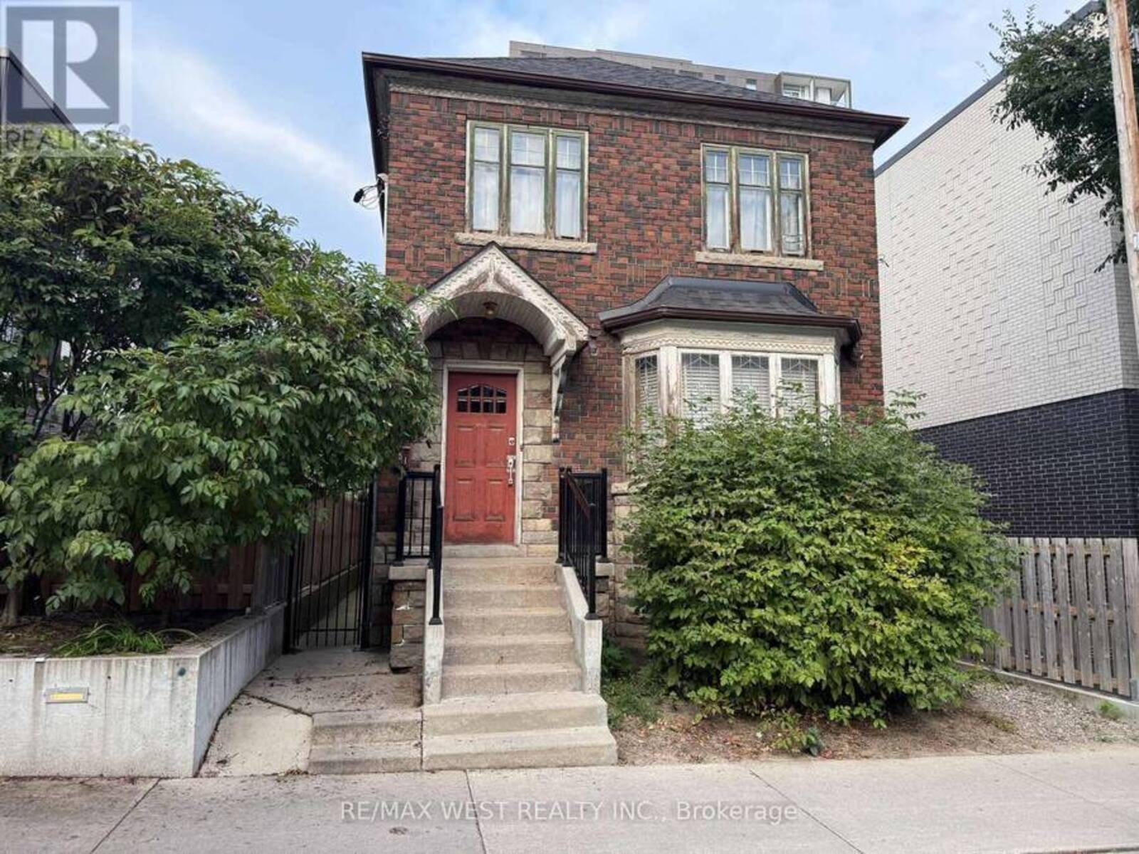 51 AUGUSTA AVENUE, Toronto, Ontario M5T 2K9