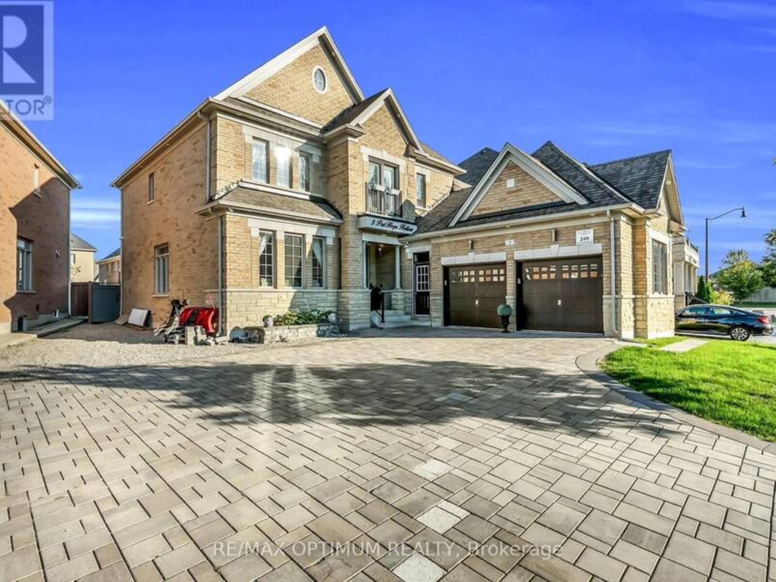 3 PORT HOPE HOLLOW, Brampton, Ontario L6Y 2Y9