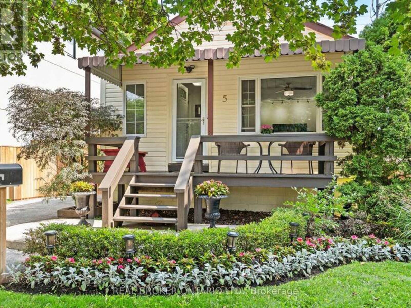 5 ACORN AVENUE, Toronto, Ontario M9B 3P7