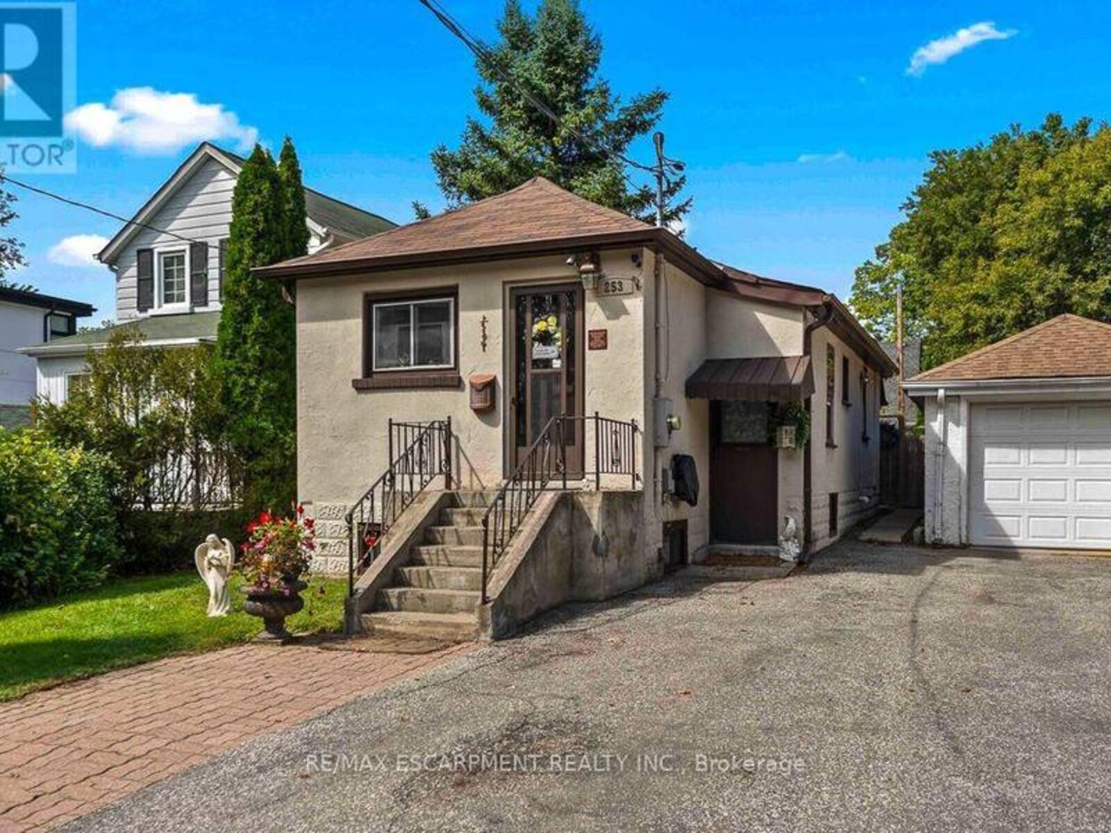 253 EAGLEWOOD BOULEVARD, Mississauga, Ontario L5G 1V9