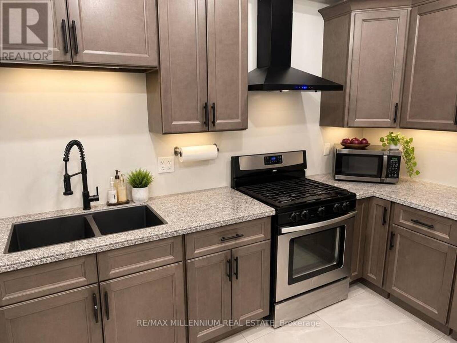 13 BECHTEL STREET, Cambridge, Ontario N3C 1Z7