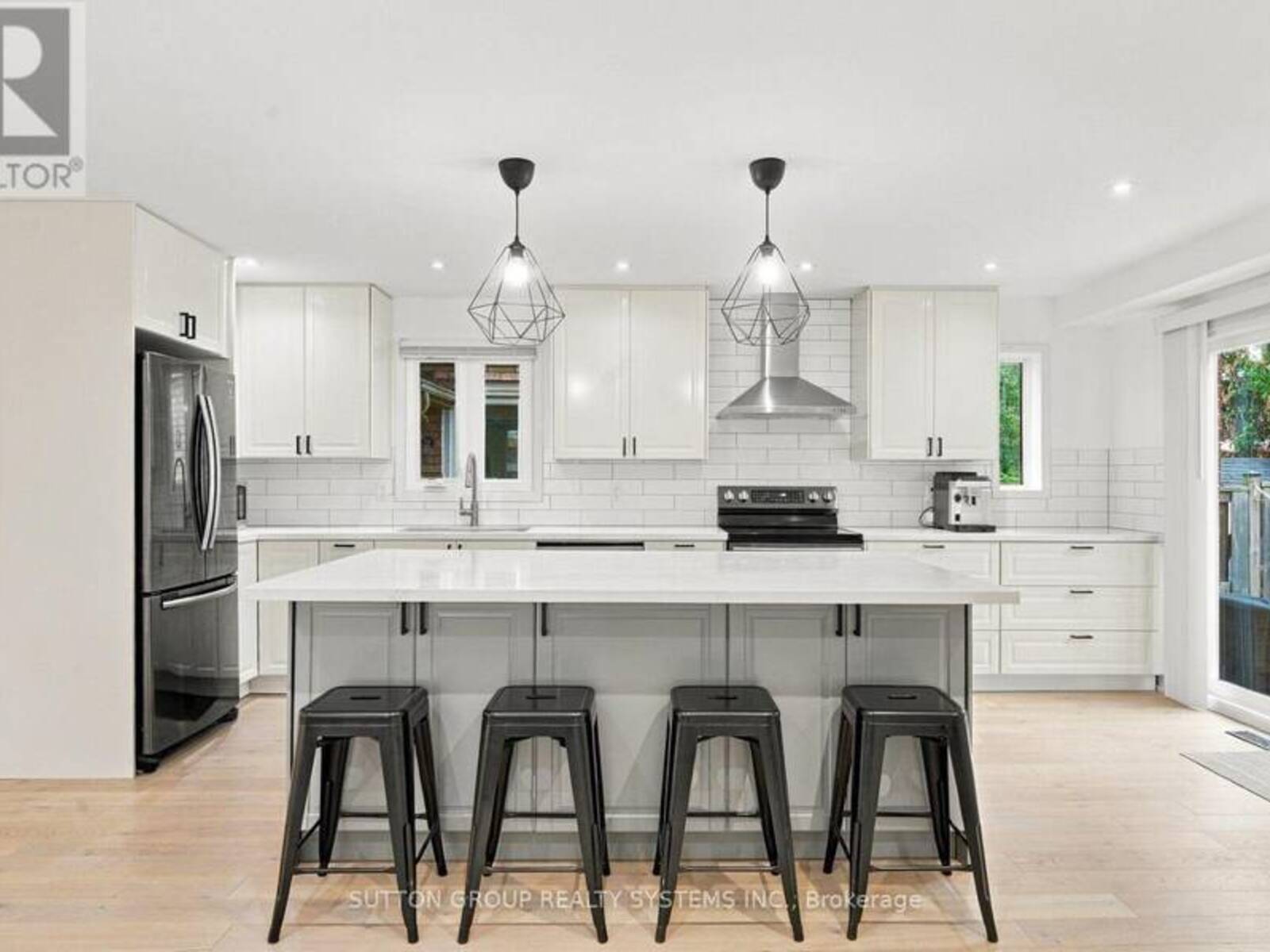 2250 MUNN'S AVENUE, Oakville, Ontario L6H 3M8