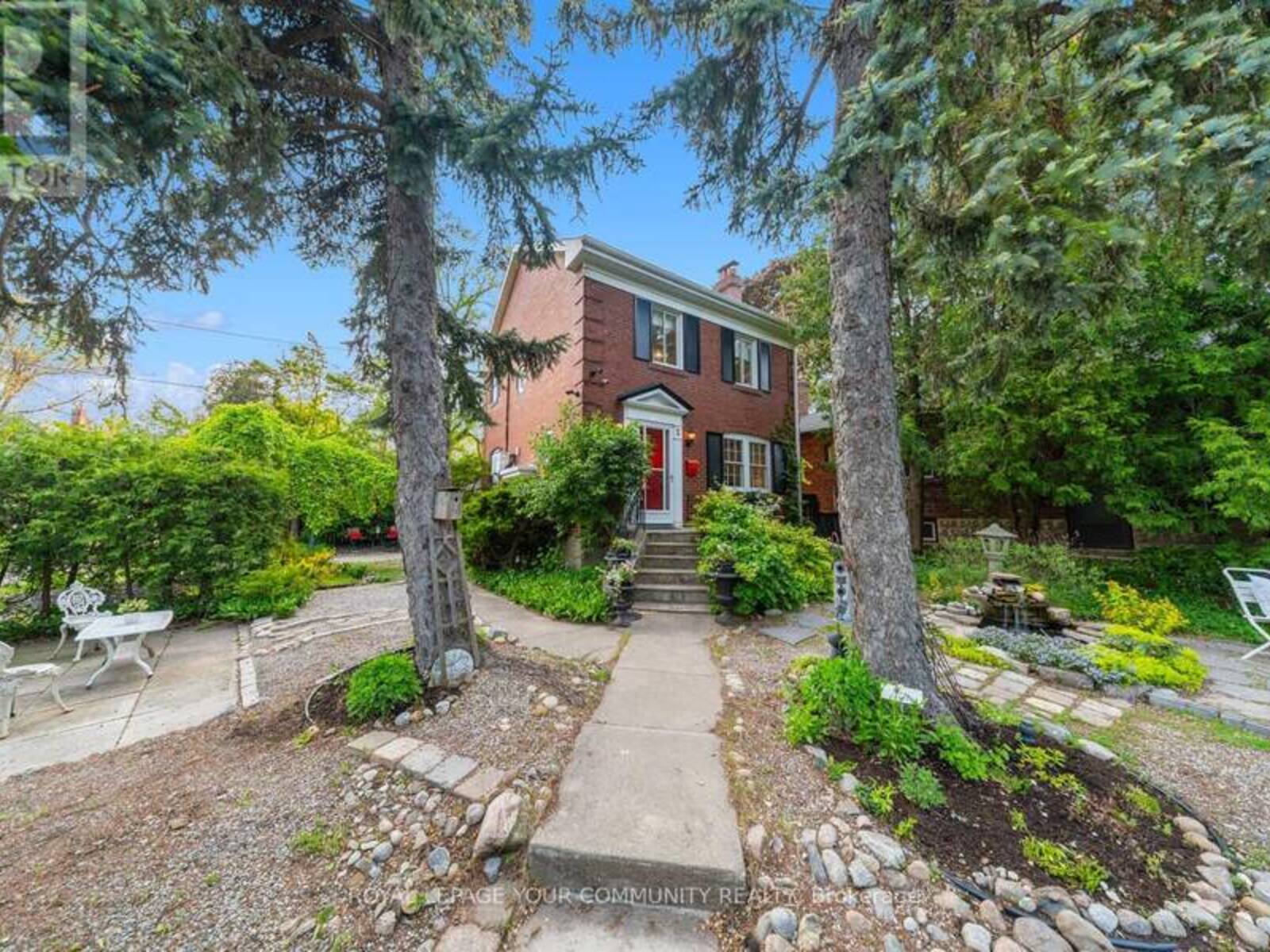 2 FOUR OAKS GATE, Toronto, Ontario M4J 2X2