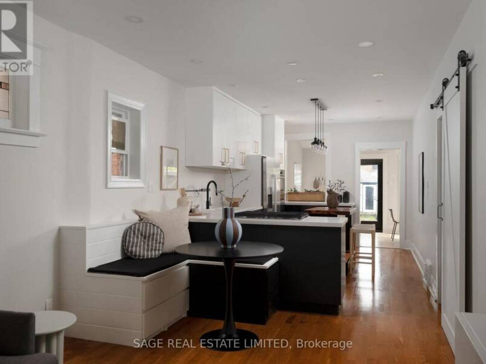 74 BARRINGTON AVENUE, Toronto, Ontario M4C 4Z1