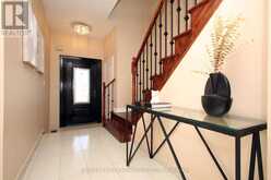 71 MCNALLY WAY | Aurora Ontario | Slide Image Nine